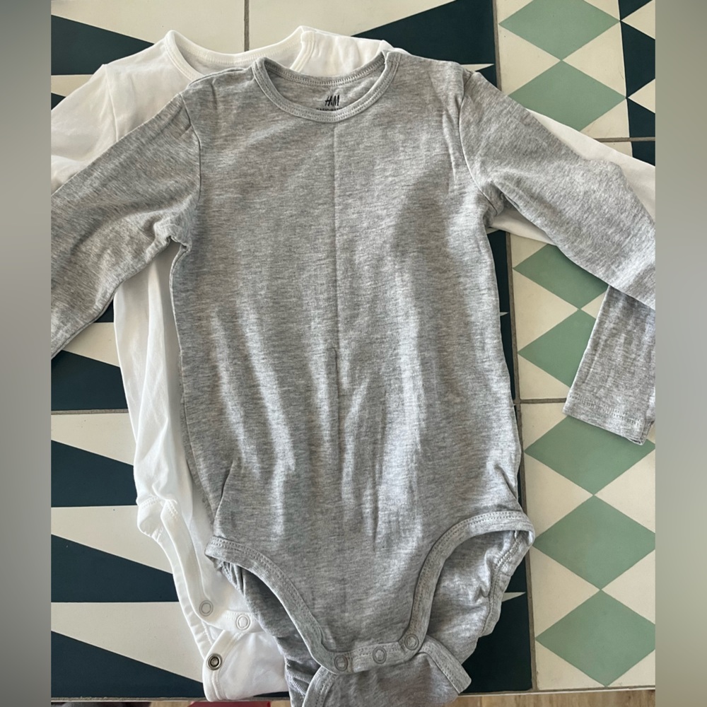 Two H&M bodysuit unisex white and gray long sleeves in organic cotton 2-3years
